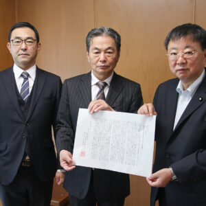 写真右から、自民党組織運動本部長の松野衆院議員、新宗連の鈴木委員長、力久委員長(新宗連提供)