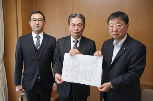 写真右から、自民党組織運動本部長の松野衆院議員、新宗連の鈴木委員長、力久委員長(新宗連提供)